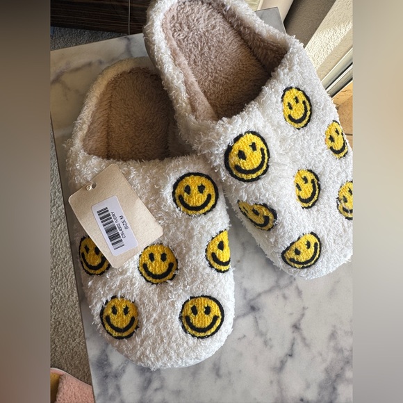 Happy slippers with multi smile faces in white Sz 7.5  -9 (I’m a 9 but close) - Picture 3 of 3